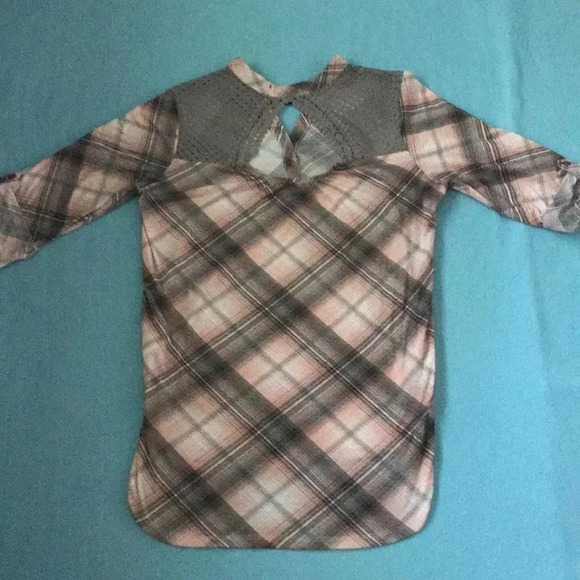 𝅺ALMOST FAMOUS plaid top lace keyhole back detail high low long sleeves size L - Picture 2 of 10